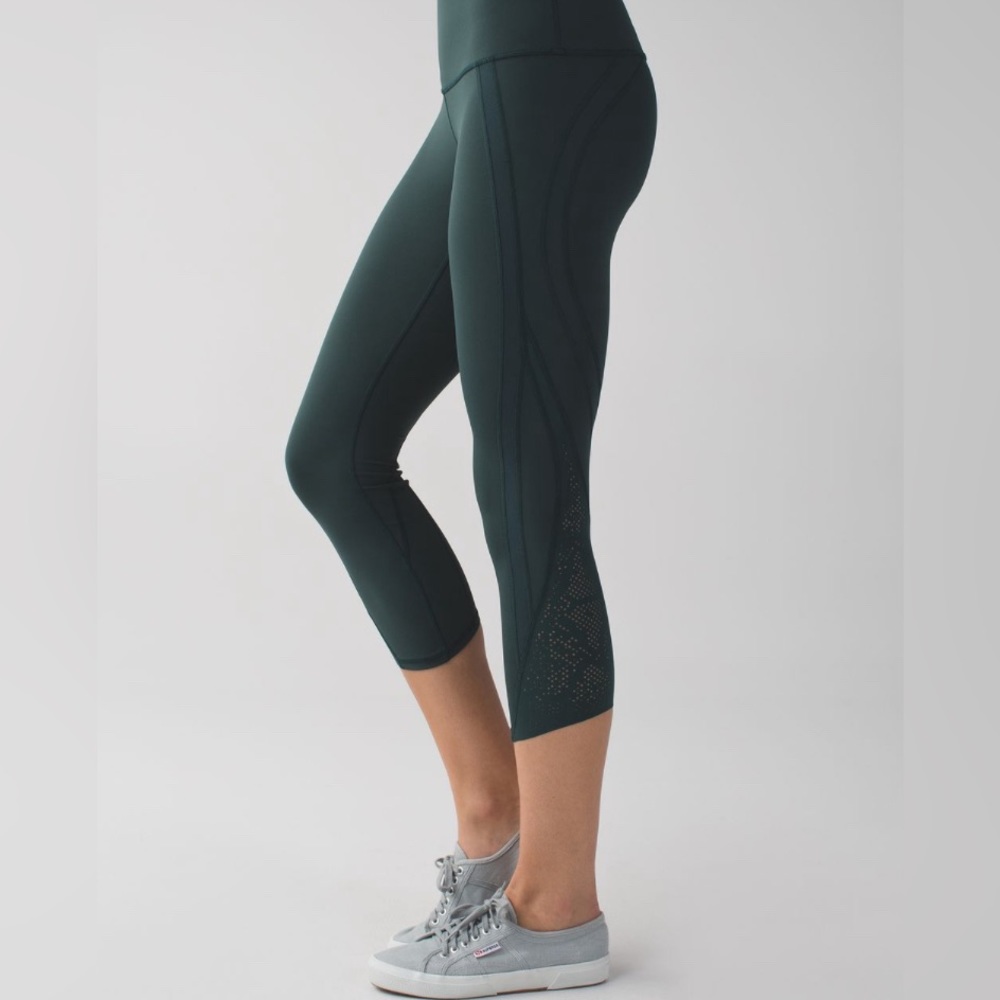 Lululemon Wunder Under Crop (laser cut) size 8 *Flawed